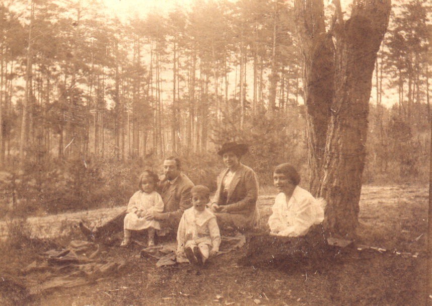 Бурченко Николай Александрович с супругой Варварой Даниловной, детьми Александром и Ниной