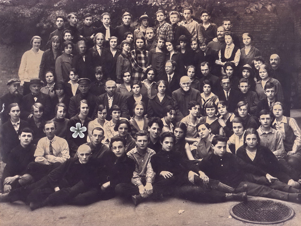 Июнь 1929 год. Окончание школы по ул. Владимирской 16 ( сейчас посольство Узбекистана )
